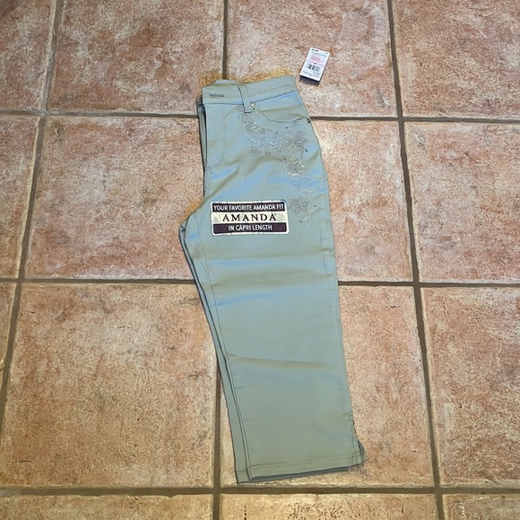 Gloria Vanderbilt Petite Floral Capri.pale sage green in color. - Picture 4 of 7